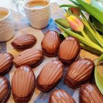 Šokoladinės madlenos su pienišku šokoladu